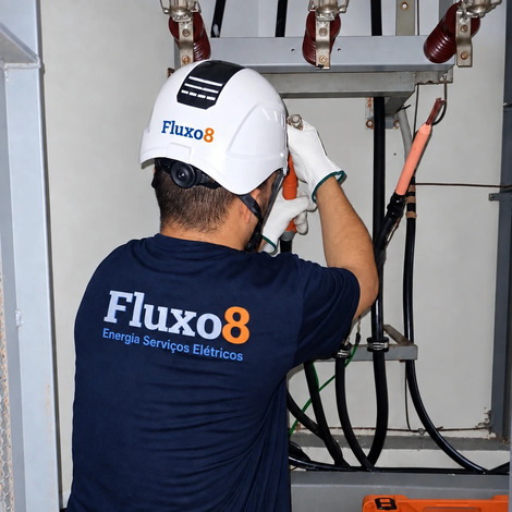 Equipe Fluxo8 realizando manutenção elétrica